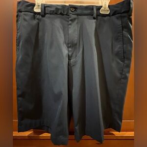 WALTER HAGEN CARGO GOLF SHORTS
SIZE 36
TWO FRONT SLANT POCKETS
BACK SLIT POCKETS